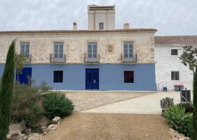 Fachada principal del cortijo rehabilitado en Cañada Honda, Librilla, Murcia.