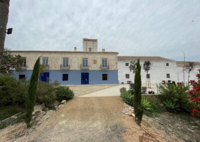 Fachada principal del cortijo rehabilitado en Cañada Honda, Librilla, Murcia.