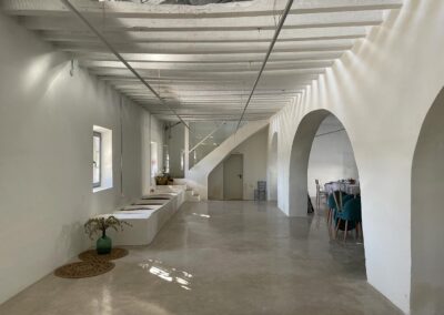 Espacios interiores del cortijo transformados en salón para celebraciones.