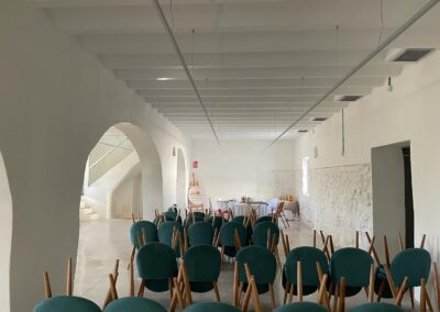Espacios interiores del cortijo transformados en salón para celebraciones.