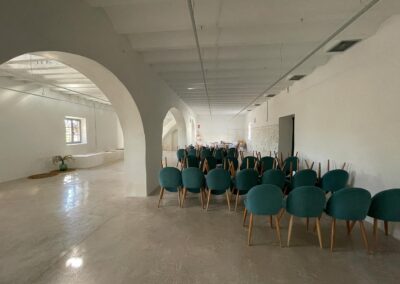 Espacios interiores del cortijo transformados en salón para celebraciones.