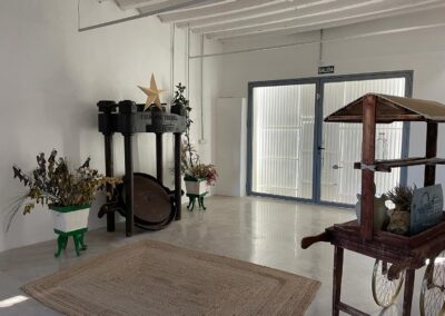 Espacios interiores del cortijo transformados en salón para celebraciones.