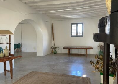 Espacios interiores del cortijo transformados en salón para celebraciones.