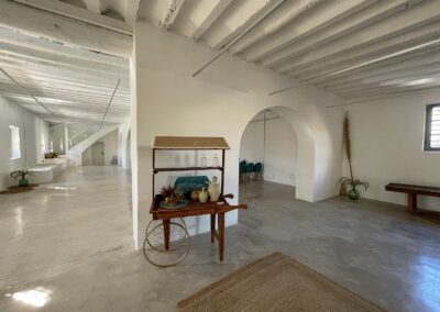 Espacios interiores del cortijo transformados en salón para celebraciones.