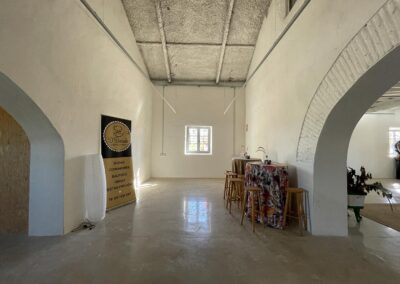 Espacios interiores del cortijo transformados en salón para celebraciones.