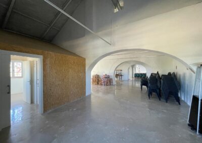 Espacios interiores del cortijo transformados en salón para celebraciones.