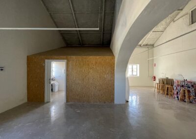 Espacios interiores del cortijo transformados en salón para celebraciones.