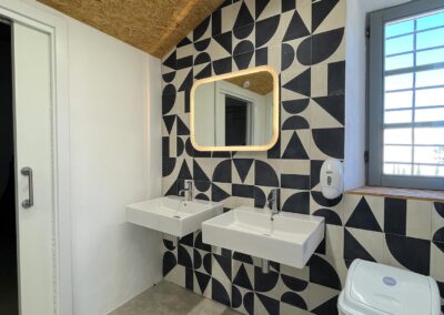 Espacios interiores del cortijo transformados en salón para celebraciones.