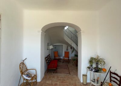Espacios interiores del cortijo transformados en salón para celebraciones.
