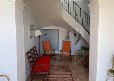 Espacios interiores del cortijo transformados en salón para celebraciones.