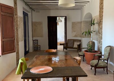 Espacios interiores del cortijo transformados en salón para celebraciones.