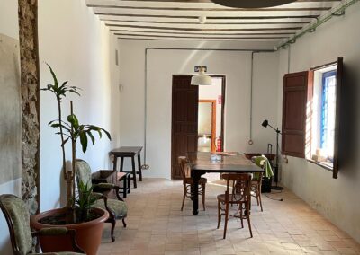 Espacios interiores del cortijo transformados en salón para celebraciones.