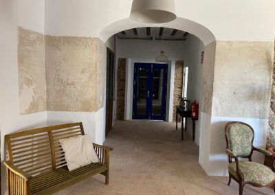 Espacios interiores del cortijo transformados en salón para celebraciones.