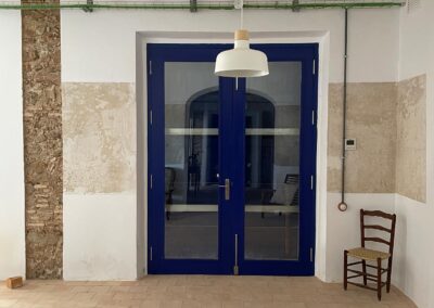 Espacios interiores del cortijo transformados en salón para celebraciones.
