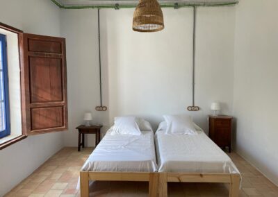 Espacios interiores del cortijo transformados en salón para celebraciones.