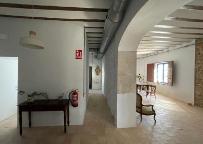 Espacios interiores del cortijo transformados en salón para celebraciones.