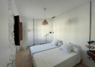 Espacios interiores del cortijo transformados en salón para celebraciones.