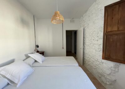 Espacios interiores del cortijo transformados en salón para celebraciones.