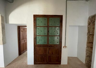 Espacios interiores del cortijo transformados en salón para celebraciones.