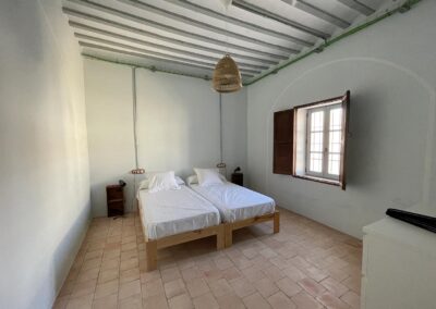Espacios interiores del cortijo transformados en salón para celebraciones.