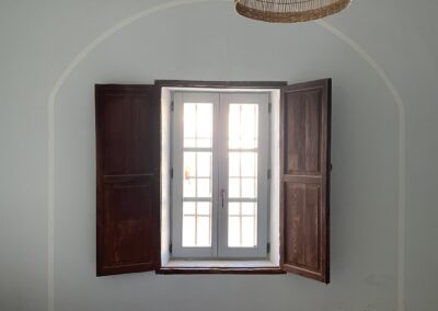 Espacios interiores del cortijo transformados en salón para celebraciones.