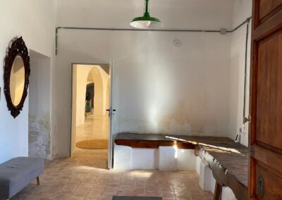 Espacios interiores del cortijo transformados en salón para celebraciones.