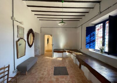 Espacios interiores del cortijo transformados en salón para celebraciones.