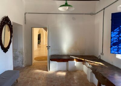 Espacios interiores del cortijo transformados en salón para celebraciones.