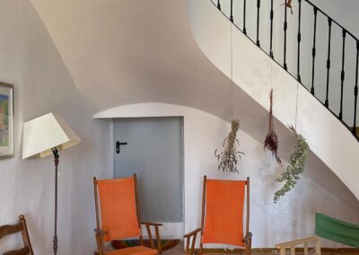 Espacios interiores del cortijo transformados en salón para celebraciones.