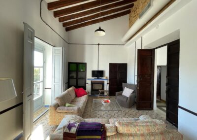 Espacios interiores del cortijo transformados en salón para celebraciones.