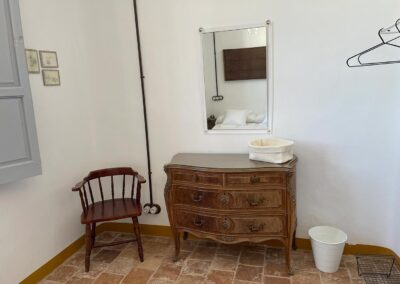 Espacios interiores del cortijo transformados en salón para celebraciones.