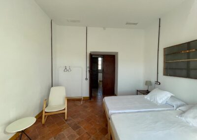 Espacios interiores del cortijo transformados en salón para celebraciones.