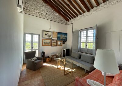 Espacios interiores del cortijo transformados en salón para celebraciones.