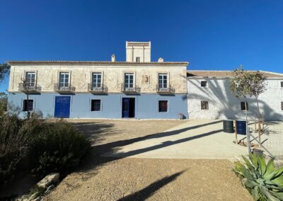 Fachada principal del cortijo rehabilitado en Cañada Honda, Librilla, Murcia.