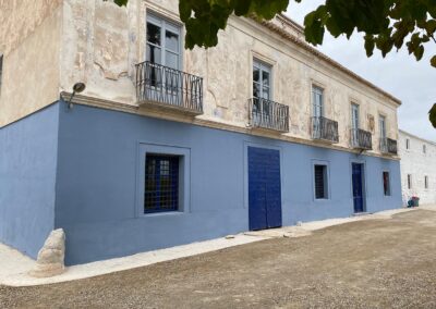 Fachada principal del cortijo rehabilitado en Cañada Honda, Librilla, Murcia.