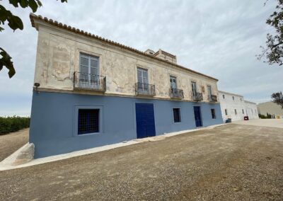 Fachada principal del cortijo rehabilitado en Cañada Honda, Librilla, Murcia.