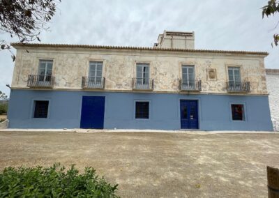 Fachada principal del cortijo rehabilitado en Cañada Honda, Librilla, Murcia.