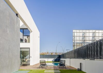 Vistas exteriores de vivienda unifamiliar en Lorca integradas en el entorno