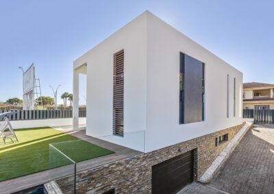 Vistas exteriores de vivienda unifamiliar en Lorca integradas en el entorno