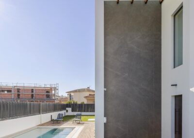 Vistas exteriores de vivienda unifamiliar en Lorca integradas en el entorno