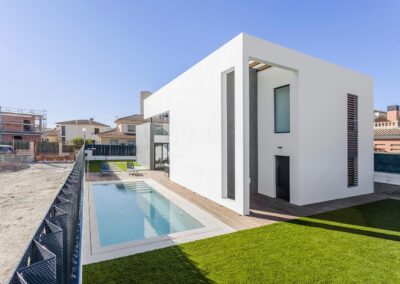 Vistas exteriores de vivienda unifamiliar en Lorca integradas en el entorno